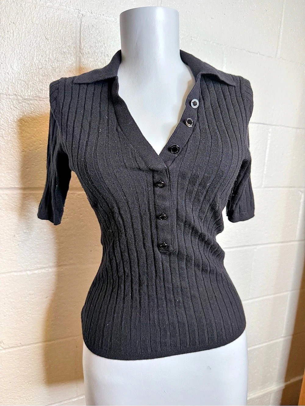 White House Black Market Ribbed Button Front Top in Black Size XS
